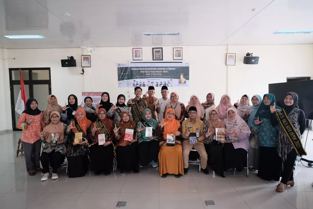 Paguyugan Duta Baca Kota Depok Serahkan Ratusan Buku ke Kecamatan Sukmajaya