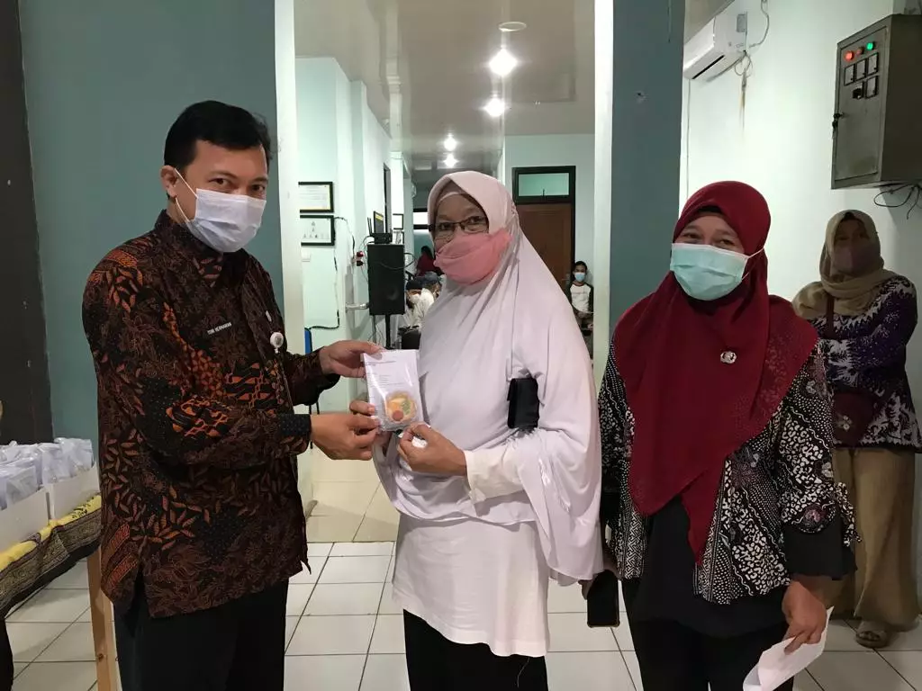 Puskesmas Limo Rutin Bagikan Buah Gratis kepada Pengunjung