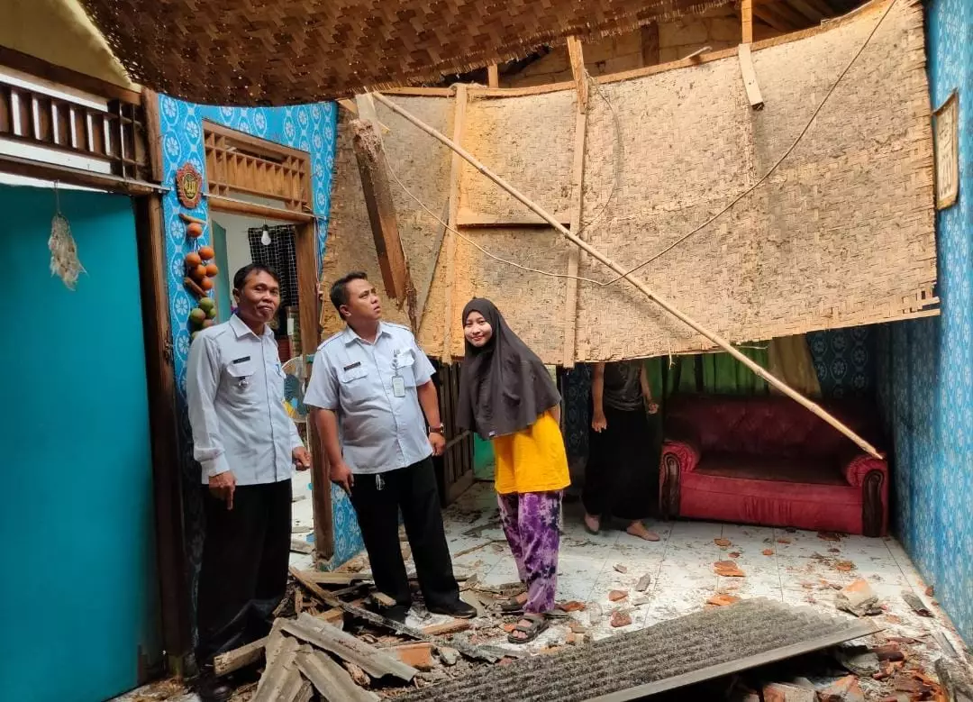 Lurah Cipayung Jaya Tinjau Rumah Warga yang Rusak Akibat Hujan Angin