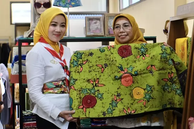 Ketua Dekranasda Jabar Tinjau Workshop Sulam 3D dan Batik Depok