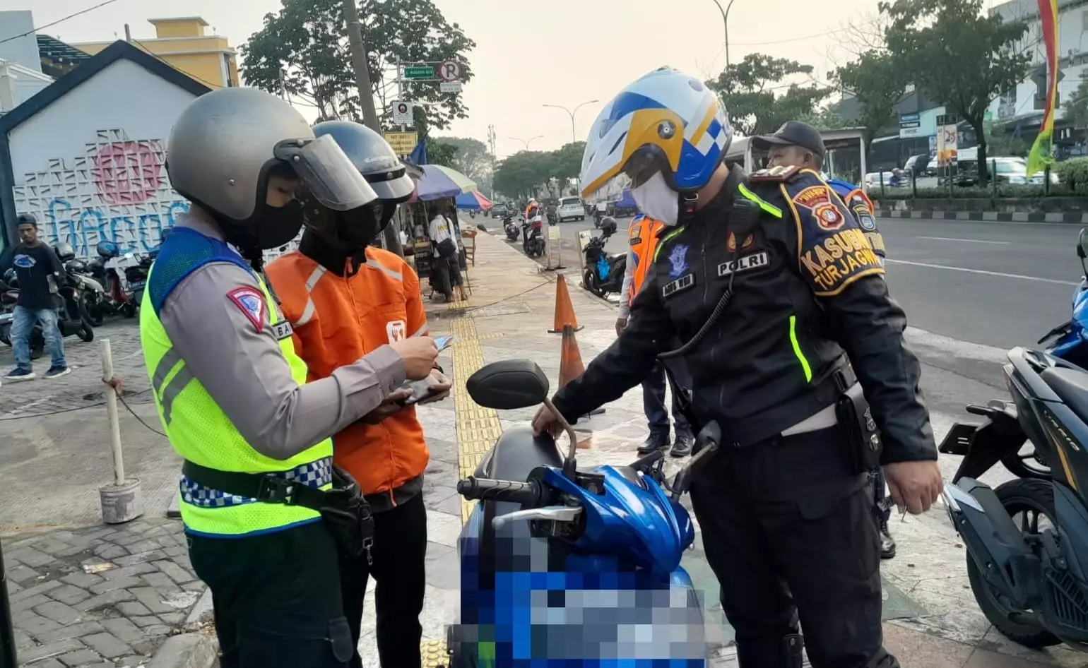 Bahayakan Pejalan Kaki, Satlantas Polres Metro Depok Imbau Pengendara Motor Tidak Gunakan Trotoar