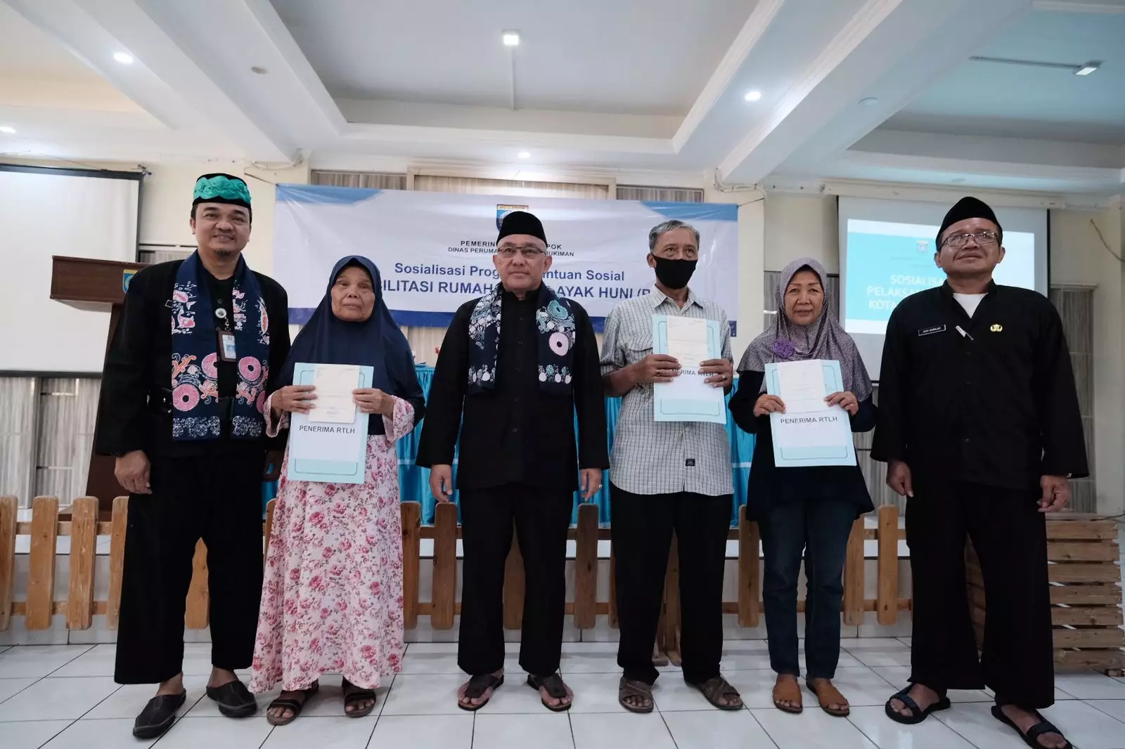 Pantau Penyerahan Bansos KDS RTLH di Cimanggis, Wali Kota Depok: Mohon Kedepankan Gotong Royong