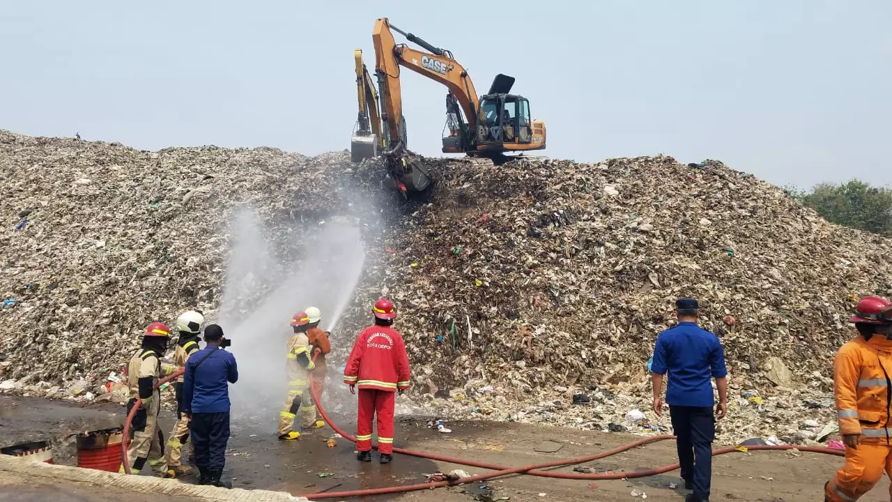 Sadar Bencana, DLHK Depok Gelar Simulasi Penanganan Kebakaran di TPA Cipayung