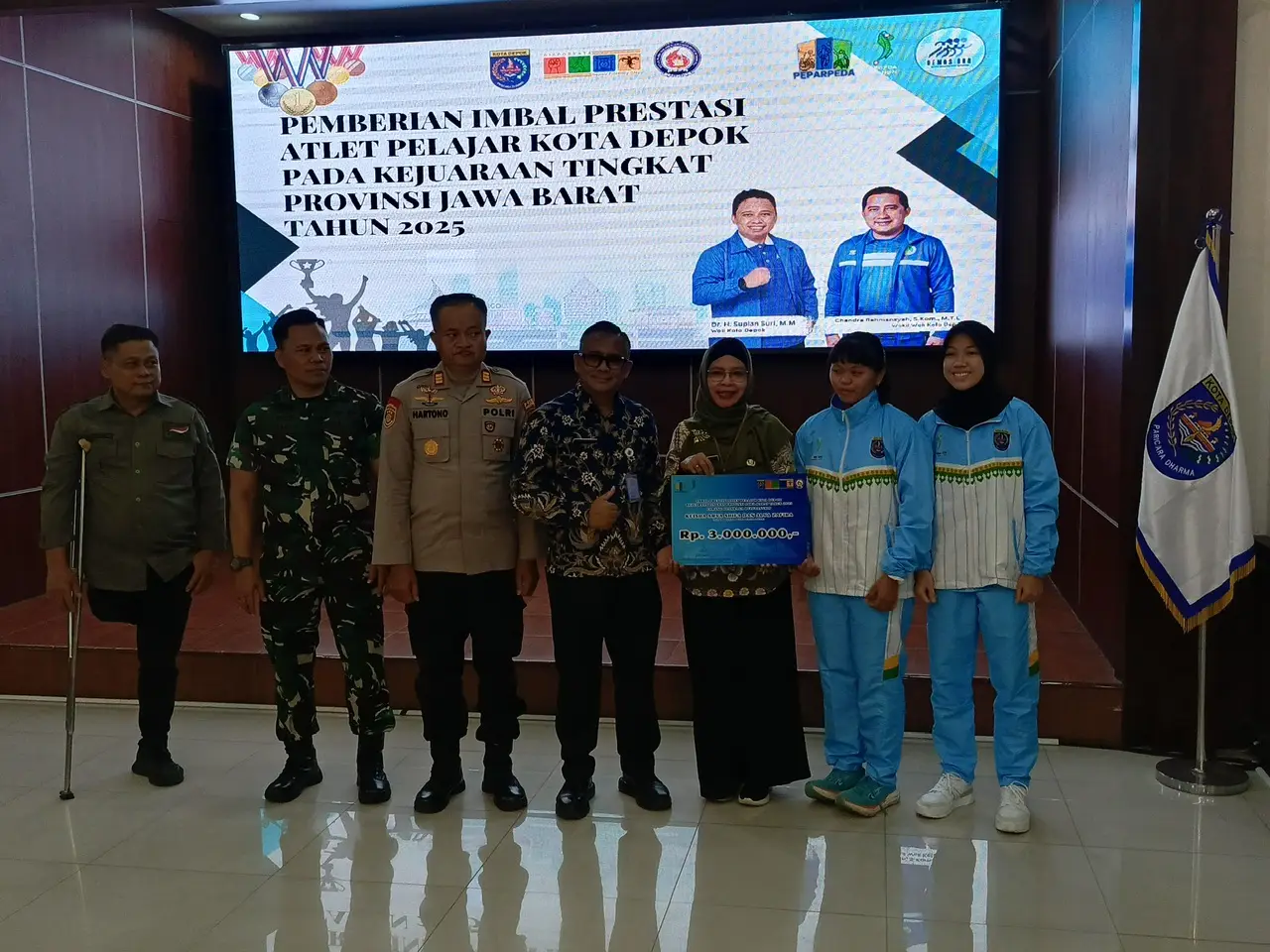 Bersinar di POPDA-PEPARPEDA Jabar 2025, Pemkot Depok Serahkan Imbal Prestasi Rp 85 Juta bagi Atlet Berprestasi