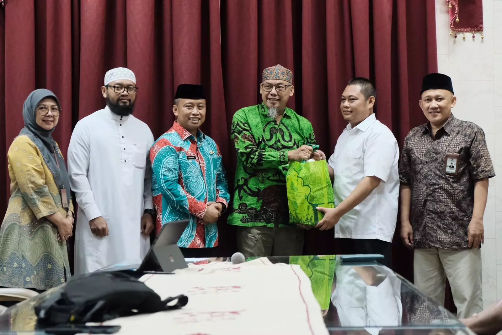 Momen Idulfitri, Pemkot Depok Beri Bingkisan Kepada Mitra Deradikalisasi