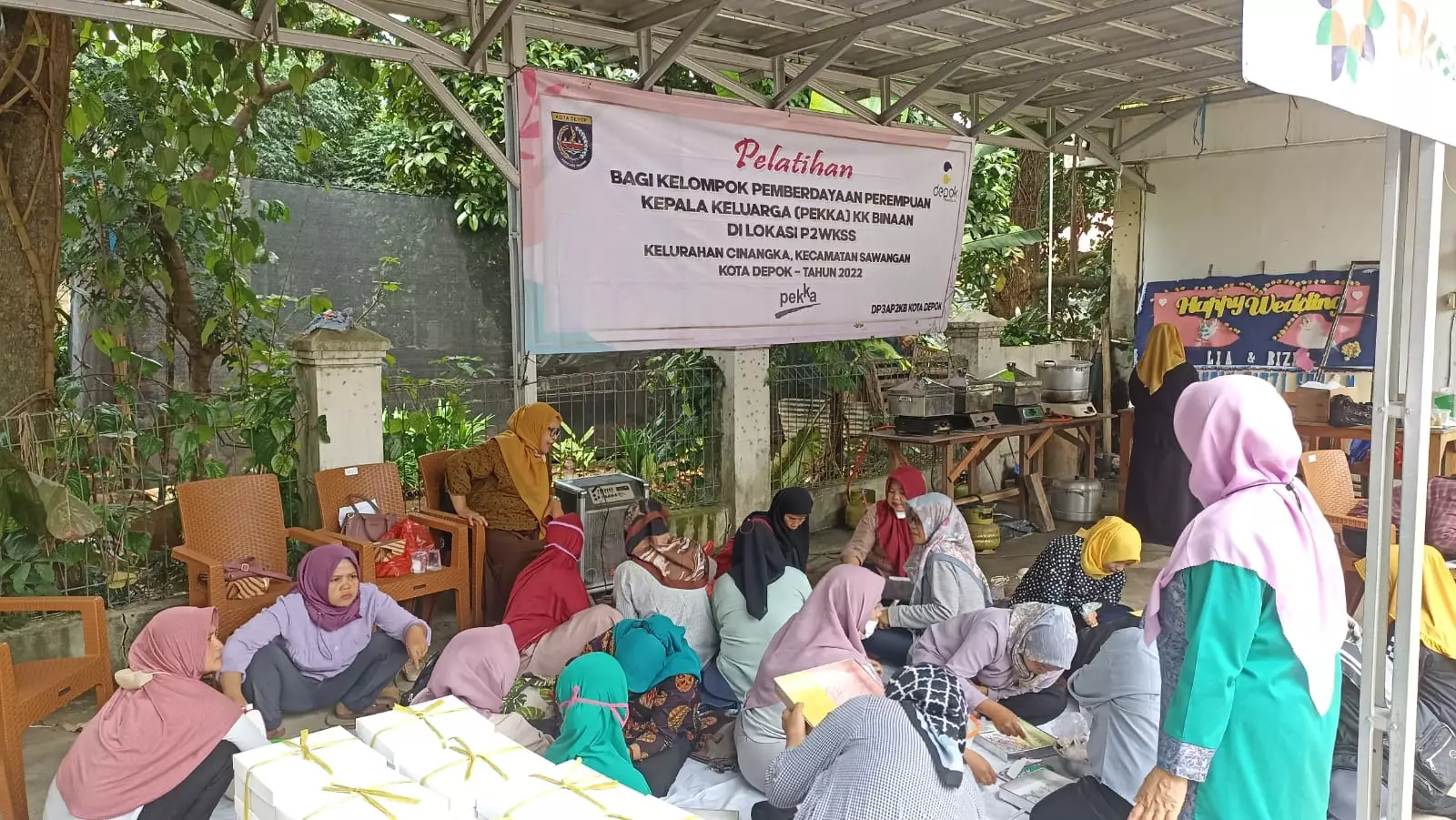 Perempuan Kepala Keluarga di Cinangka Dilatih Membuat Bolu Batik