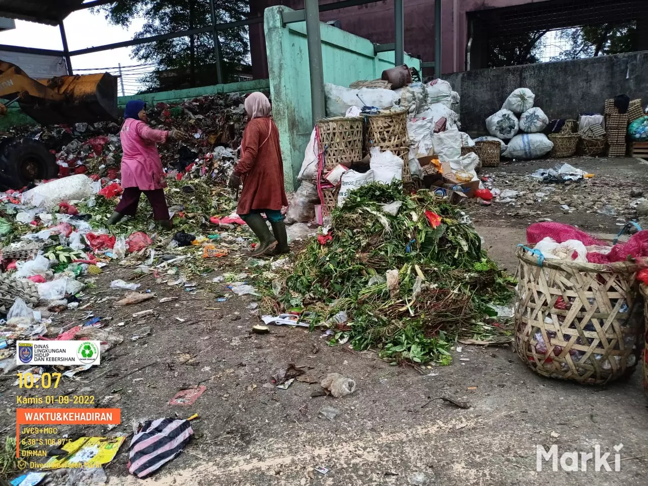 Pilah Sampah dari UPS Cisalak, DLHK Gandeng dengan Pemulung