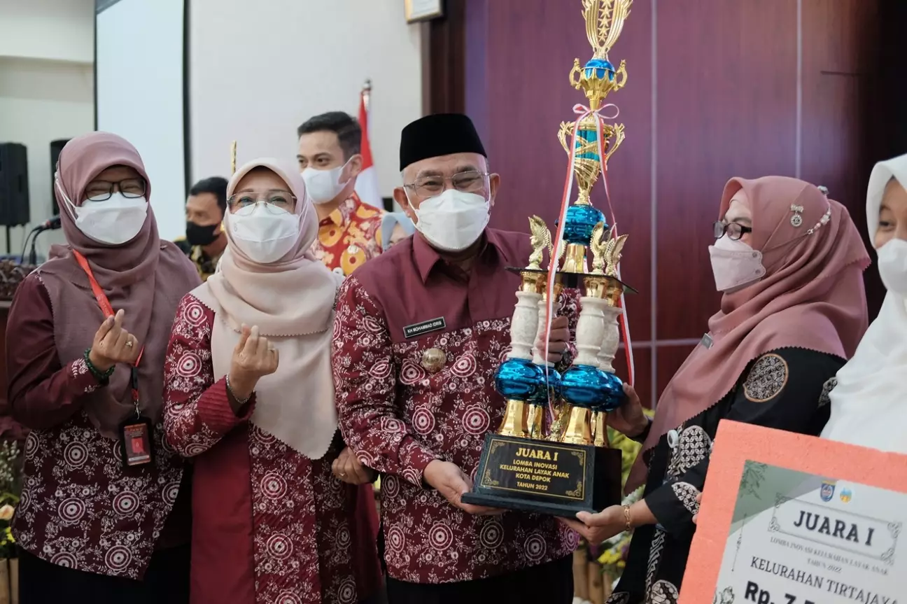 Wali Kota Depok Serahkan Piala Lomba Inovasi Kelurahan Kota Layak Anak