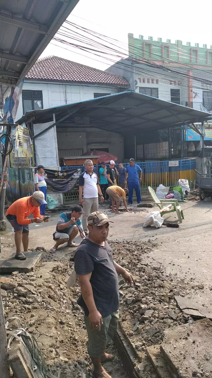 Warga RW 15 Panmas Bersihkan Drainase Jalan Pitara