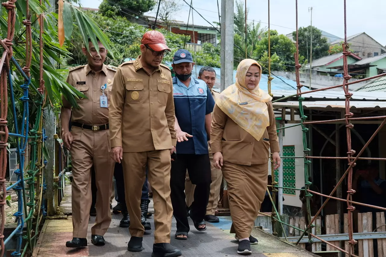 Wakil Wali Kota Tinjau Jembatan Gantung di Kelurahan Tirtajaya