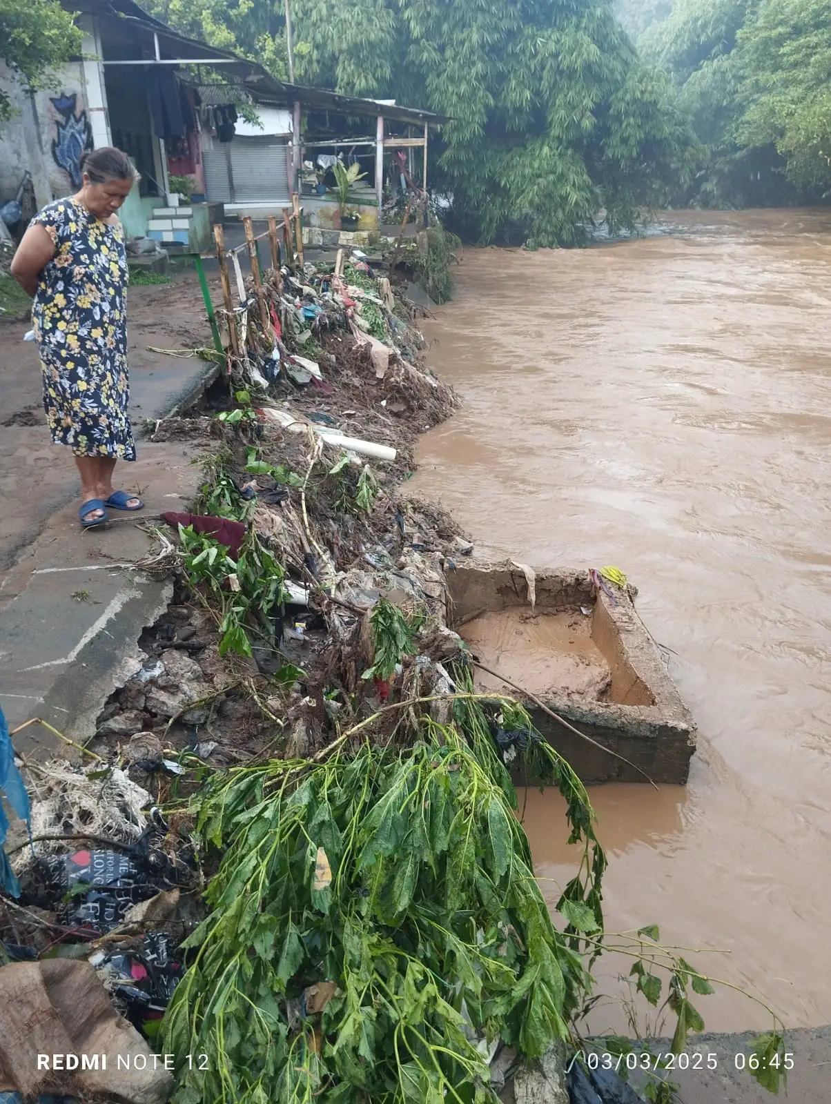 Lurah Tirtajaya Imbau Warga Sekitar Bantaran Kali Ciliwung Waspada Banjir