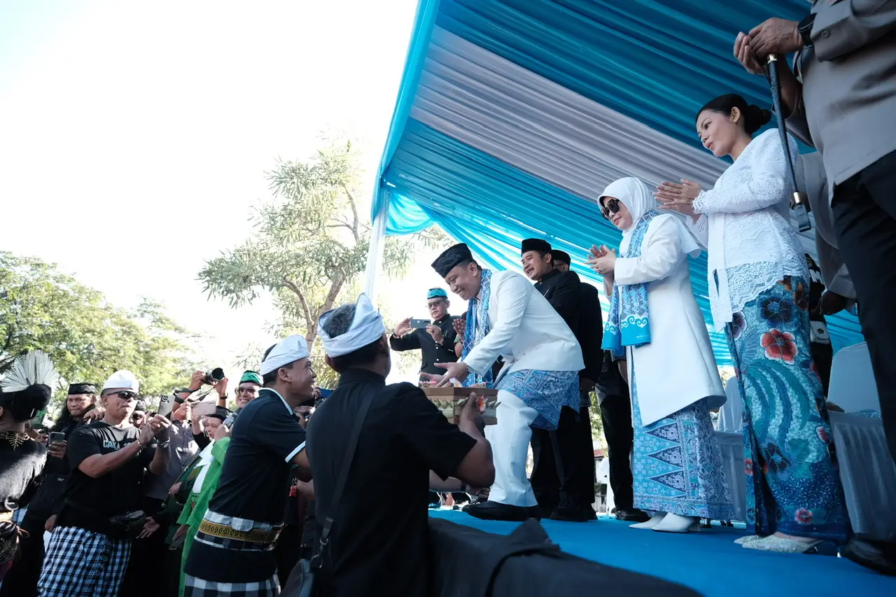 Wali Kota dan Wawalkot Bersama Forkopimda Sambut Peserta Pawai Budaya Nusantara Lebaran Depok 2025