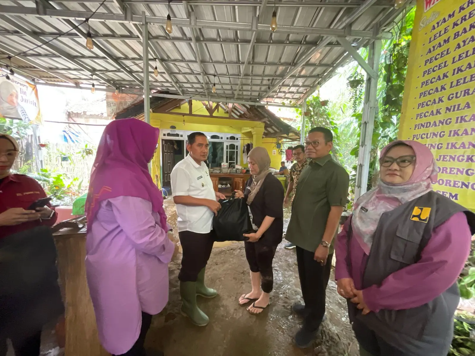 Chandra Rahmansyah Berikan Bantuan Sembako ke Warga Terdampak Banjir Luapan Ciliwung di Pocin