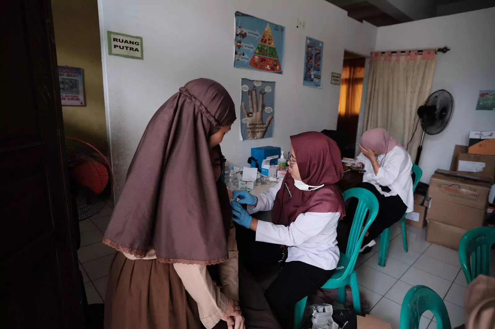 Cegah Penyakit, Ratusan Siswa SDI Bina Insan Kamil Diimunisasi