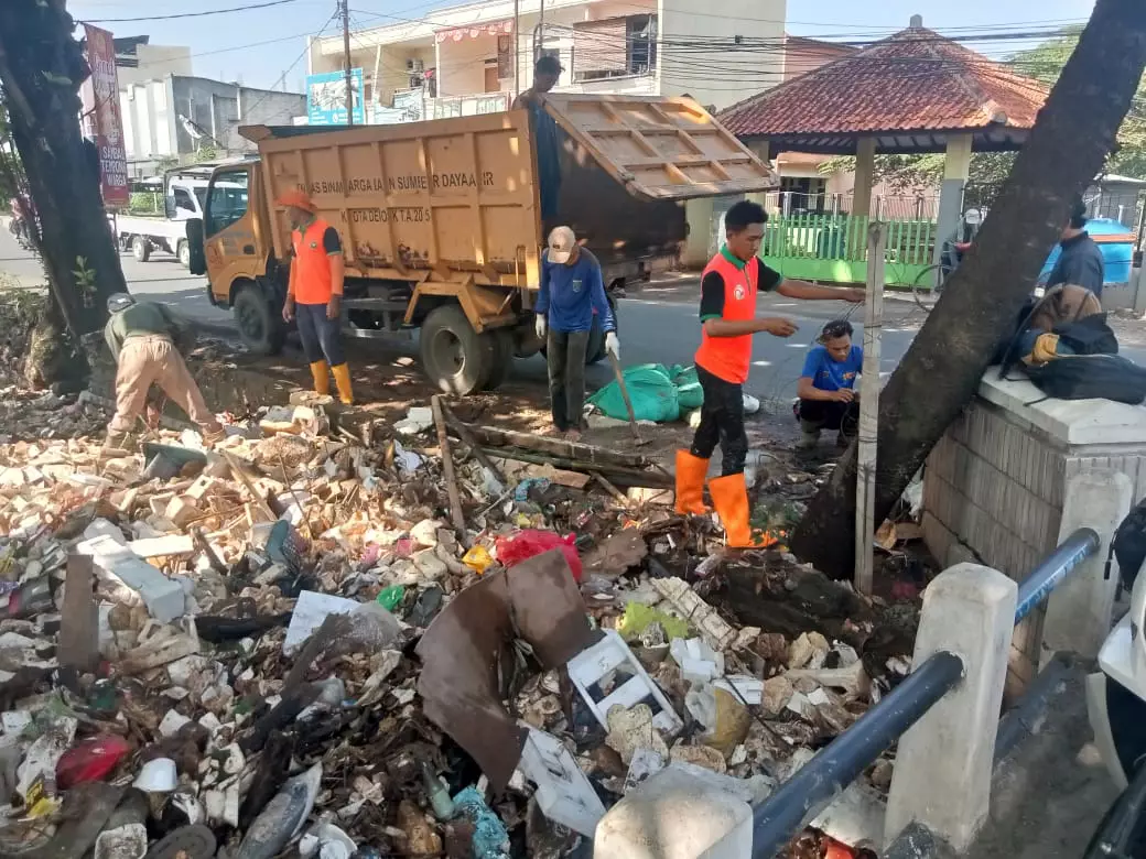 Angkut Sampah di Perbatasan, DPUPR Depok Kolaborasi dengan DKJ