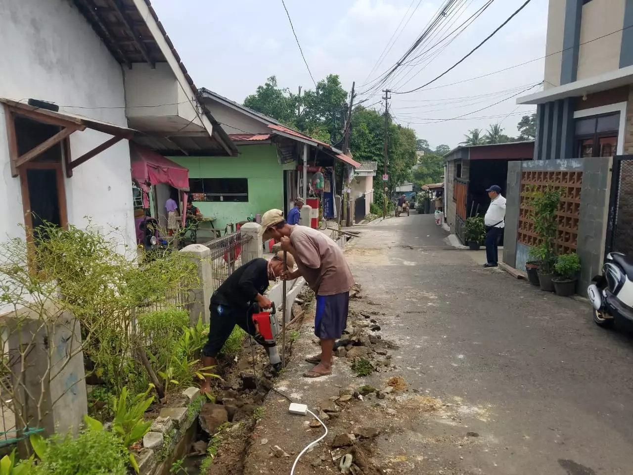 Kelurahan Bojongsari Baru Awali Pembangunan Fisik dengan Pembuatan Saluran Air