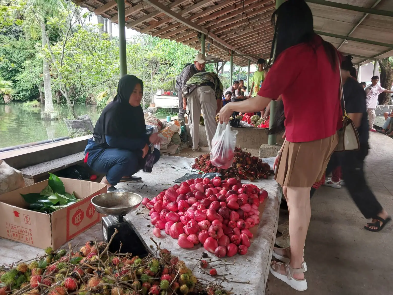 Cuan! Pelaku UMKM di Sekitar Vihara Gayatri Catat Kenaikan Omzet Saat Imlek