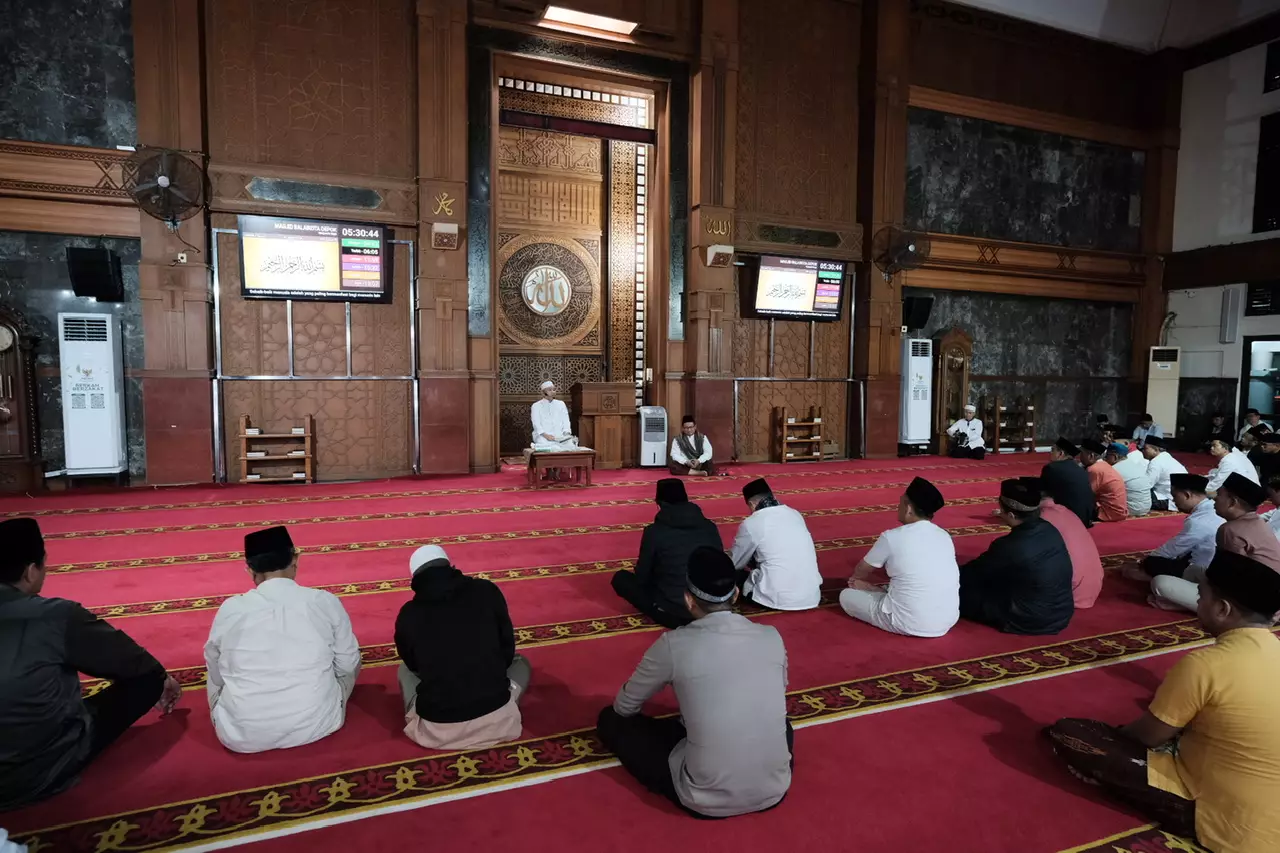 Wali Kota Depok Pimpin Salat Subuh dan Taklim Bulanan ASN Pemkot Depok