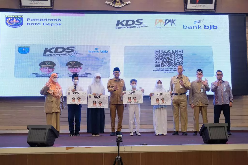 Pemkot Depok Serahkan Bantuan Pendidikan Program KDS Jenjang SD dan SMP