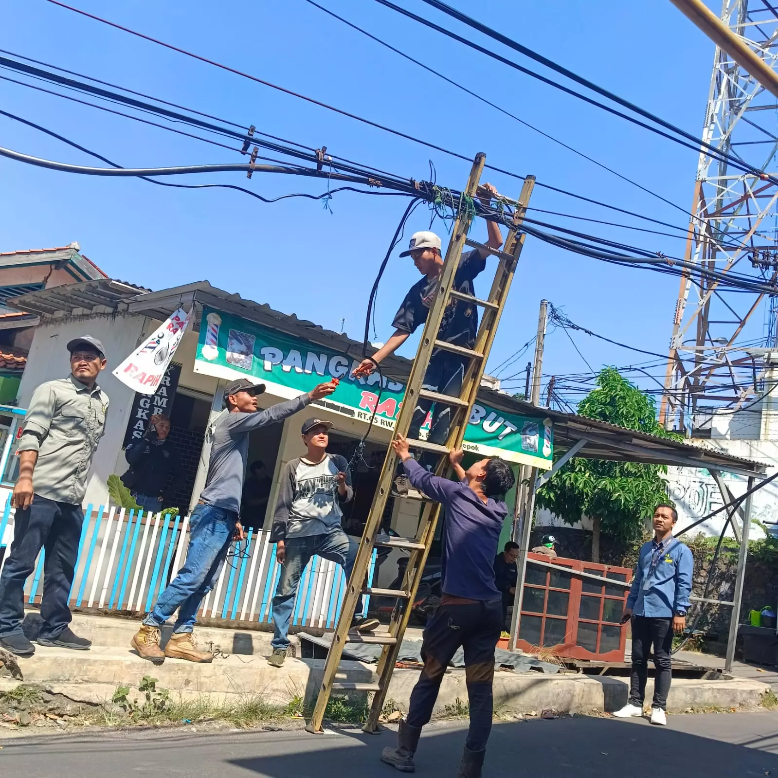 Semrawut, DPUPR Putus Kabel Menjuntai di Jalan Sempu Kecamatan Beji