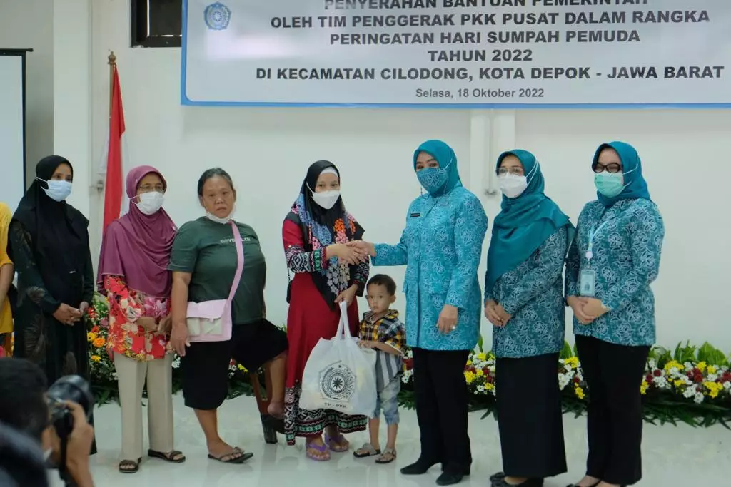 Ketua Umum TP-PKK Serahkan 1.000 Paket Bantuan untuk Warga Depok