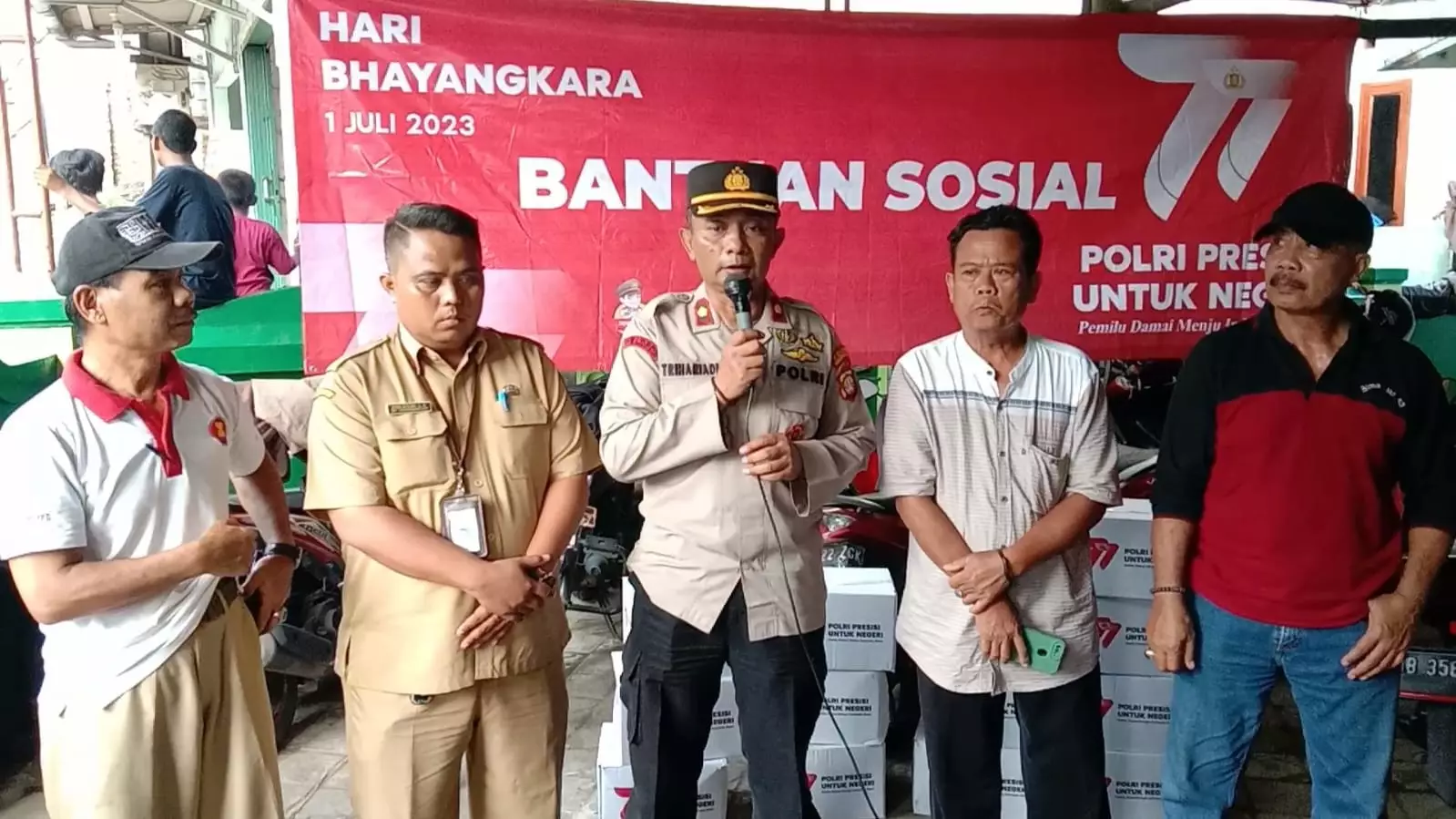 Warga RW 10 Cipayung Jaya Terima Bansos Paket Sembako HUT Bhayangkara