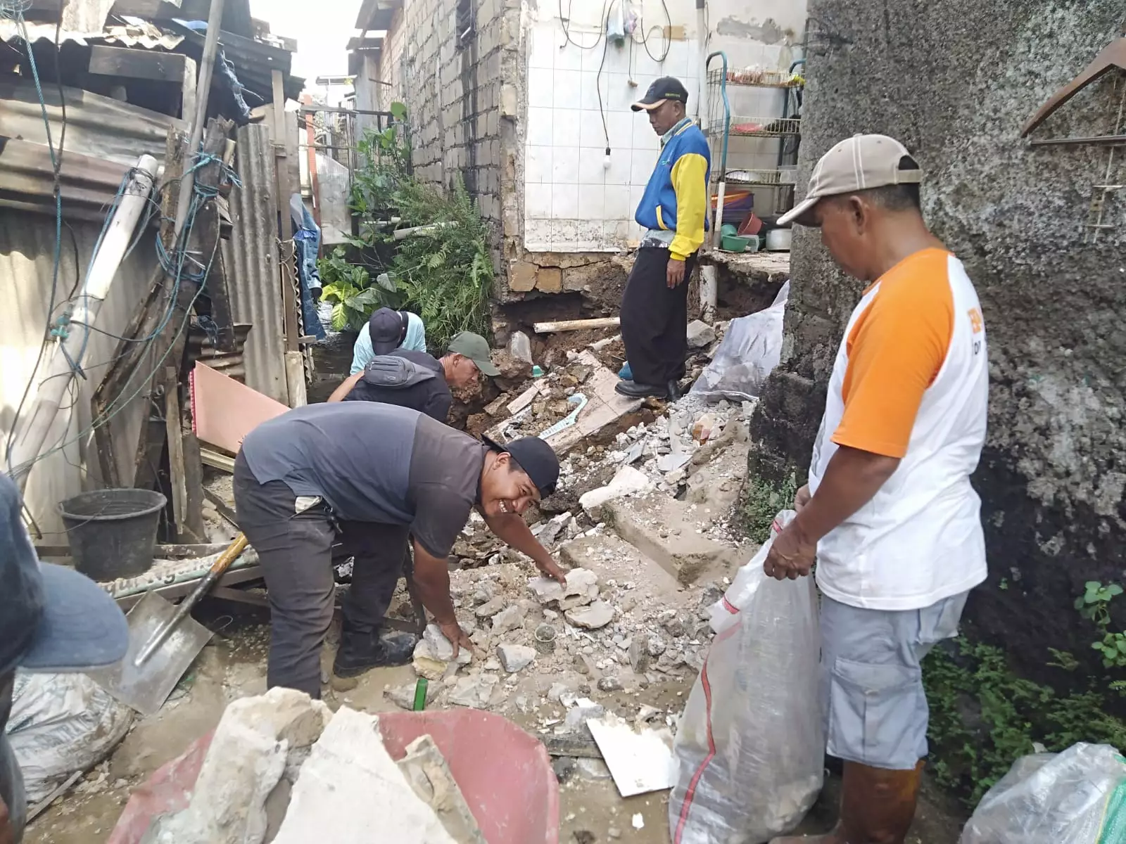 Satgas DPUPR Bantu Warga Angkat Puing Longsor Abadi Jaya