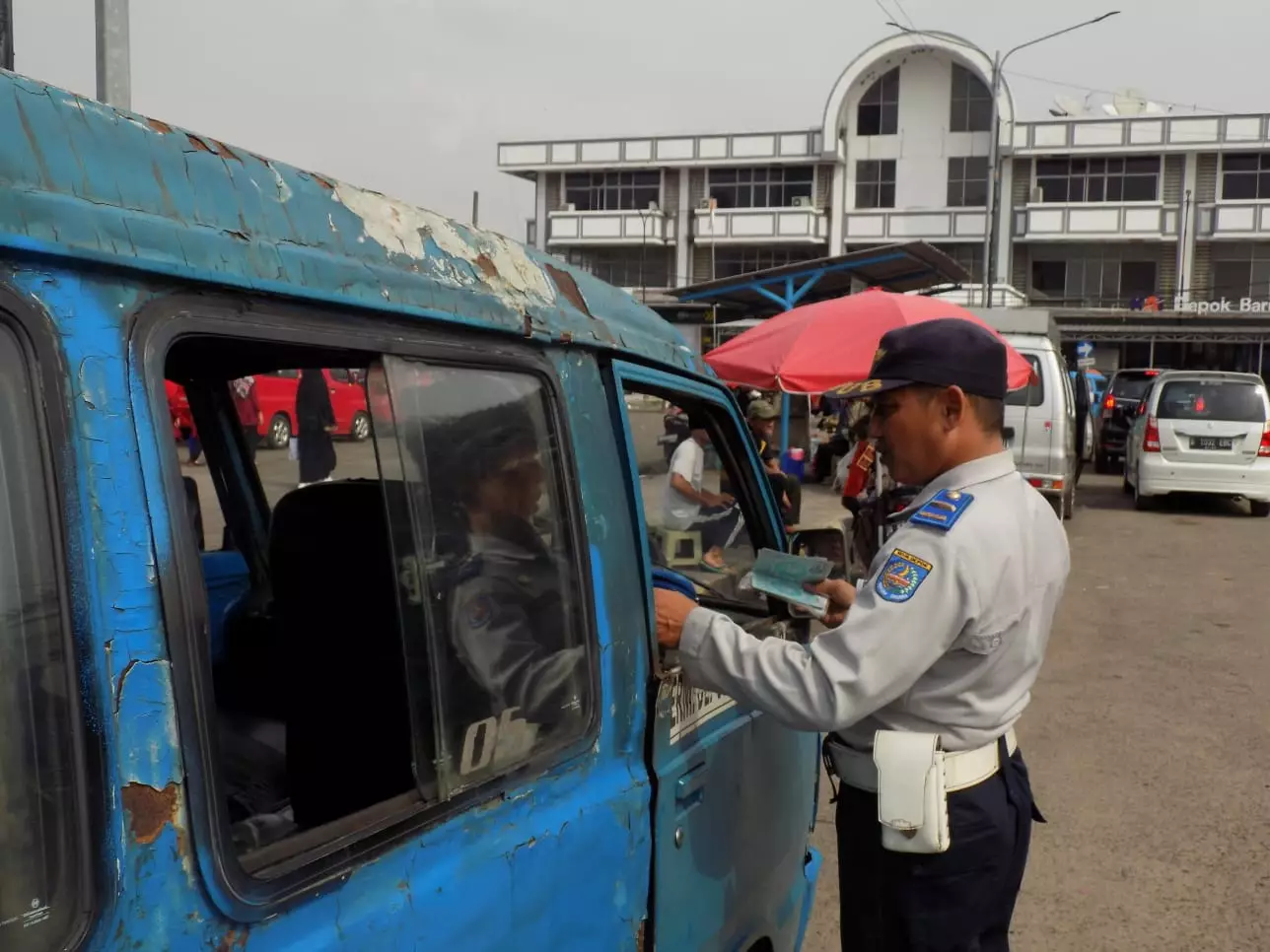 Pastikan Layak Jalan, Dishub Cek Kelengkapan Surat Angkutan Umum di Terminal Depok