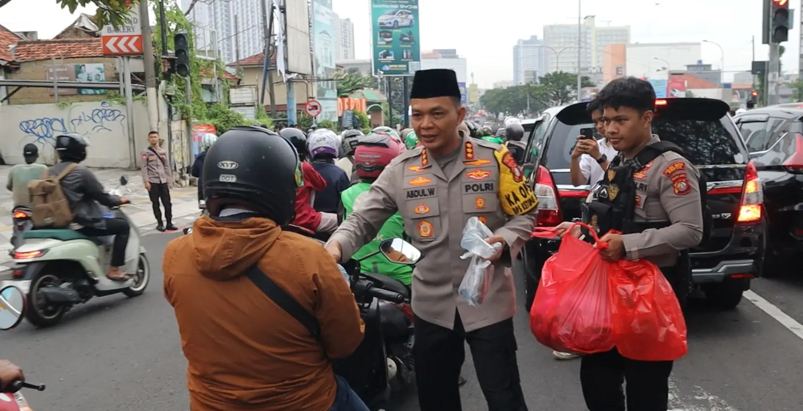 Bersama Komunitas Sahabat Polisi dan IMI, Kapolres Metro Depok Bagikan Takjil ke Masyarakat