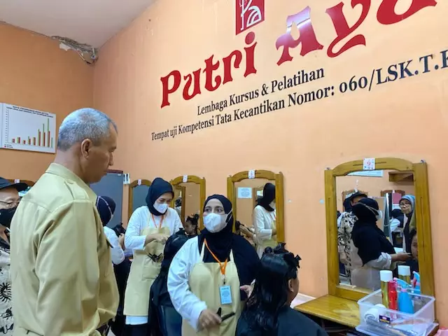 Peserta Pelatihan Tata Kecantikan Rambut Jalani Uji Kompetensi