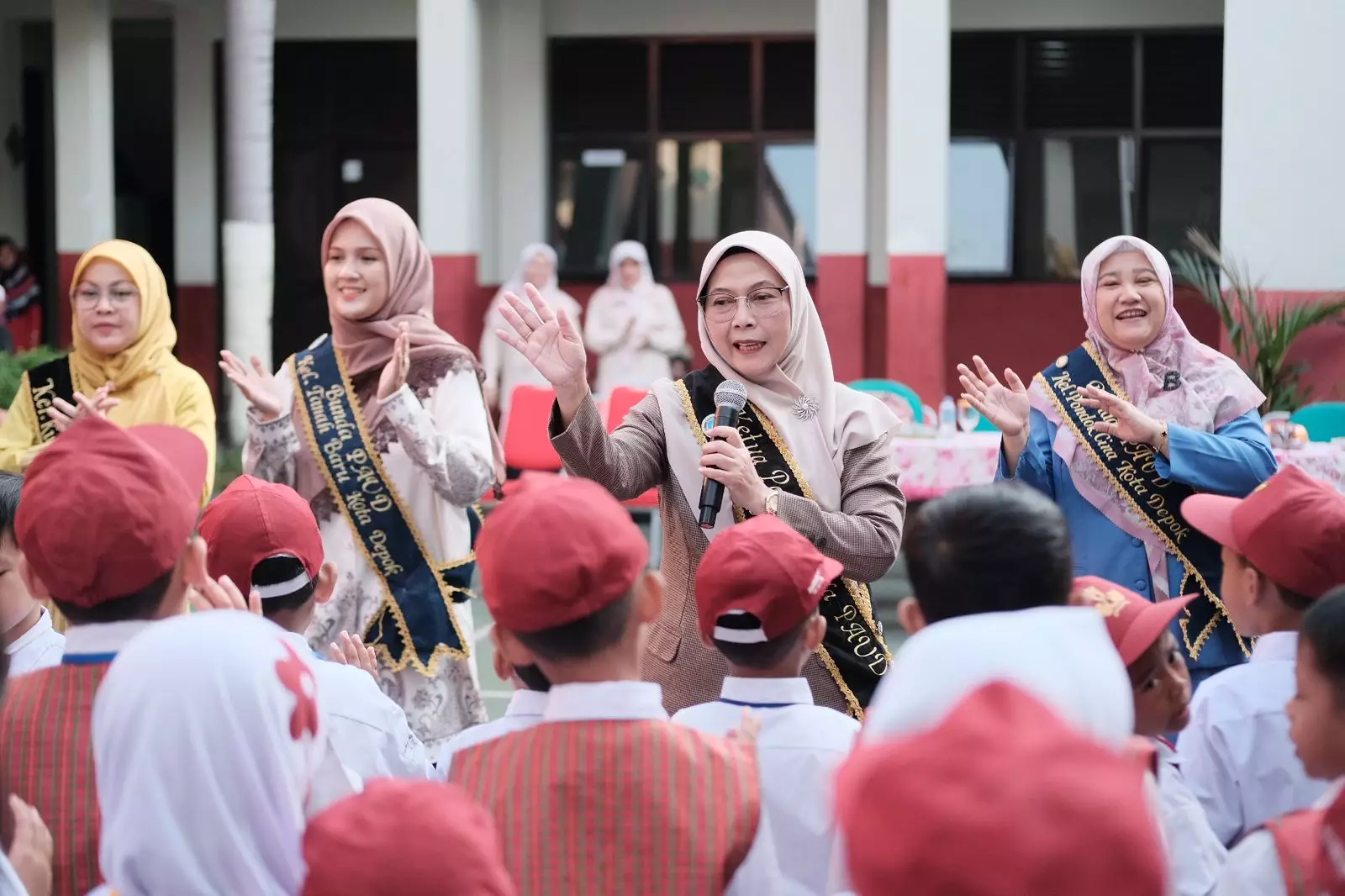 Tinjau MPLS di SDN Pondok Cina 1, Umi Etty: Masa Transisi Semua Harus Bahagia