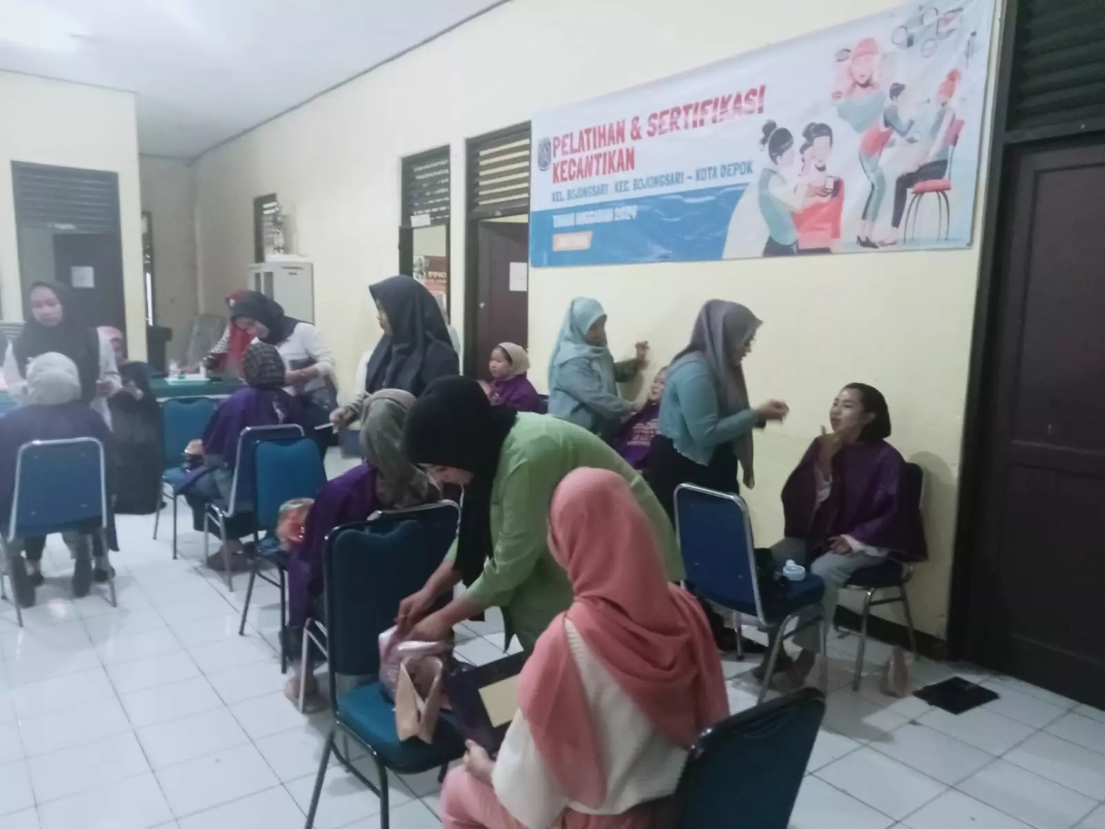 Kembangkan Kemampuan, 20 Warga Bojongsari Baru Dilatih Tata Rias Kecantikan