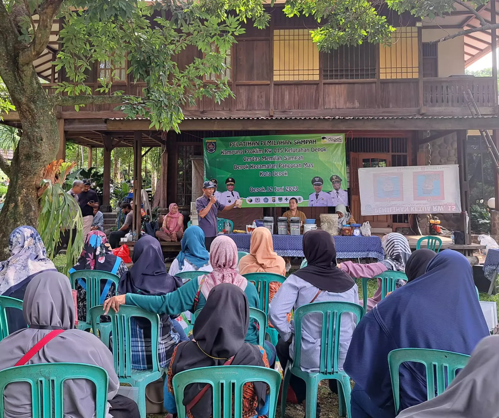 Warga RW 15 Kelurahan Depok Antusias Ikuti Sosialisasi Urai Sampah Menggunakan Maggot