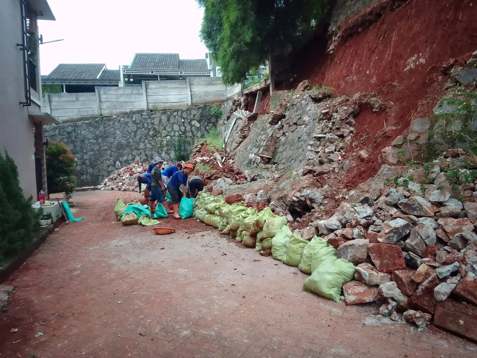 DPUPR Bersihkan Material Longsor Perumahan Sawangan Regency