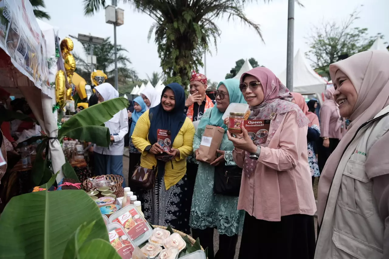 Ketua Dekranasda Depok Kunjungi Stan UMKM di Acara Peringatan Hari Koperasi Ke-77