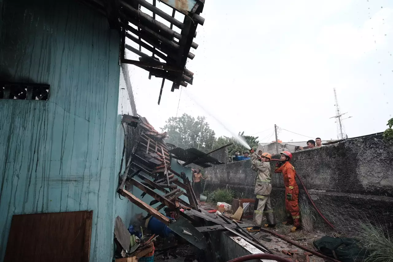 Personel Damkar Depok Jinakkan Si Jago Merah di Kukusan