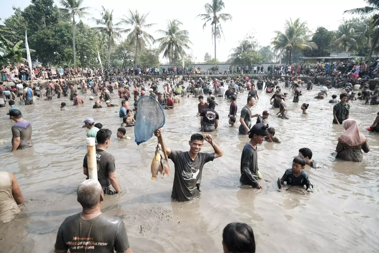 Antusiasme Warga Depok Berebut Tangkap Ikan Saat Tradisi Ngubek Empang