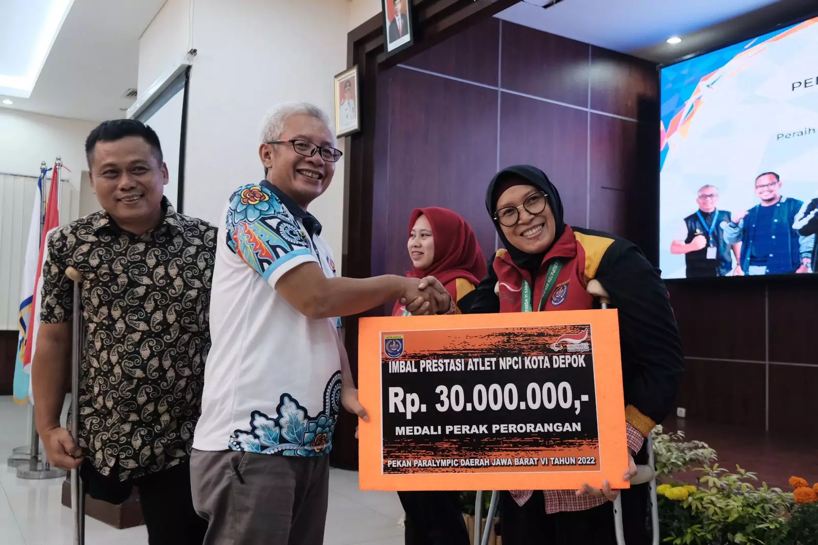 Pemkot Depok Serahkan Imbal Prestasi Bagi Atlet Berprestasi Pada Peparda VI Jabar