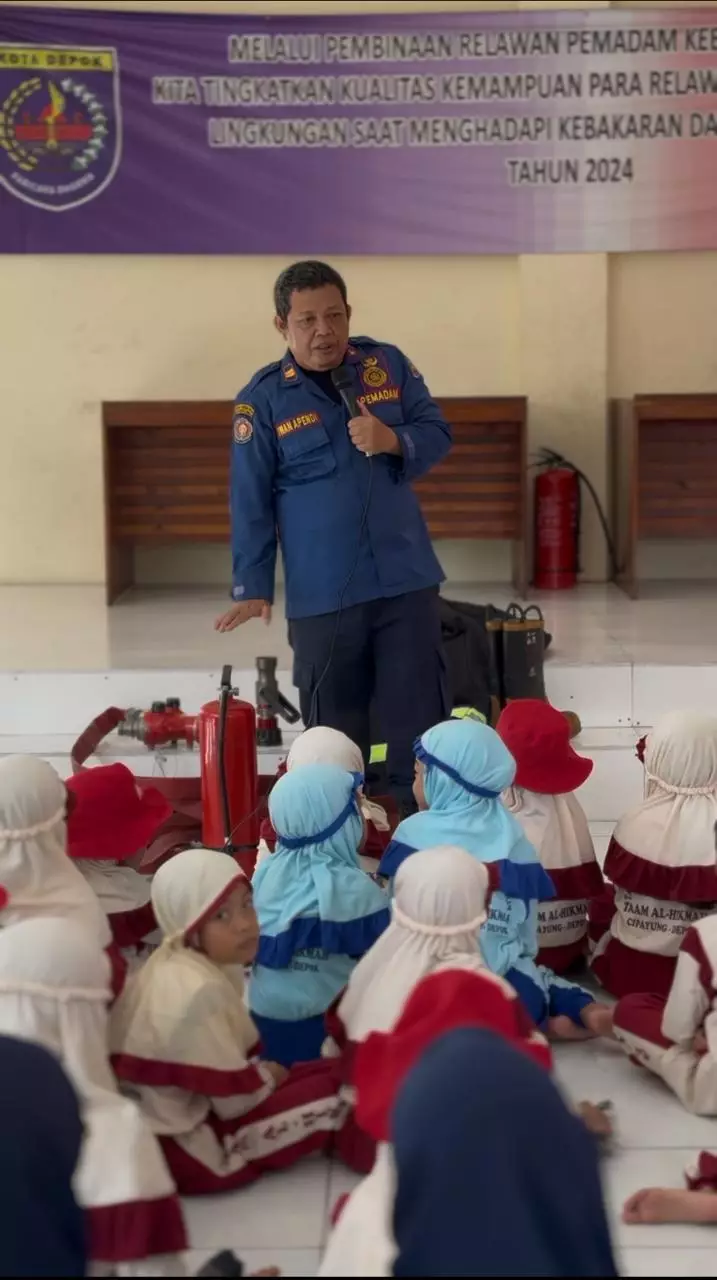 Terima Kunjungan Sekolah, Damkar Depok Kenalkan Tugas Pemadam dan Mitigasi Kebakaran