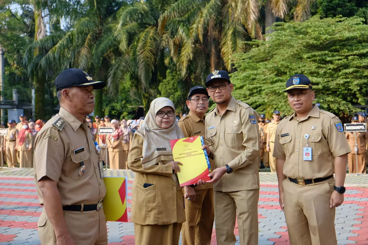 Wakil Wali Kota Serahkan SK Pensiun kepada Tiga ASN Purnabakti