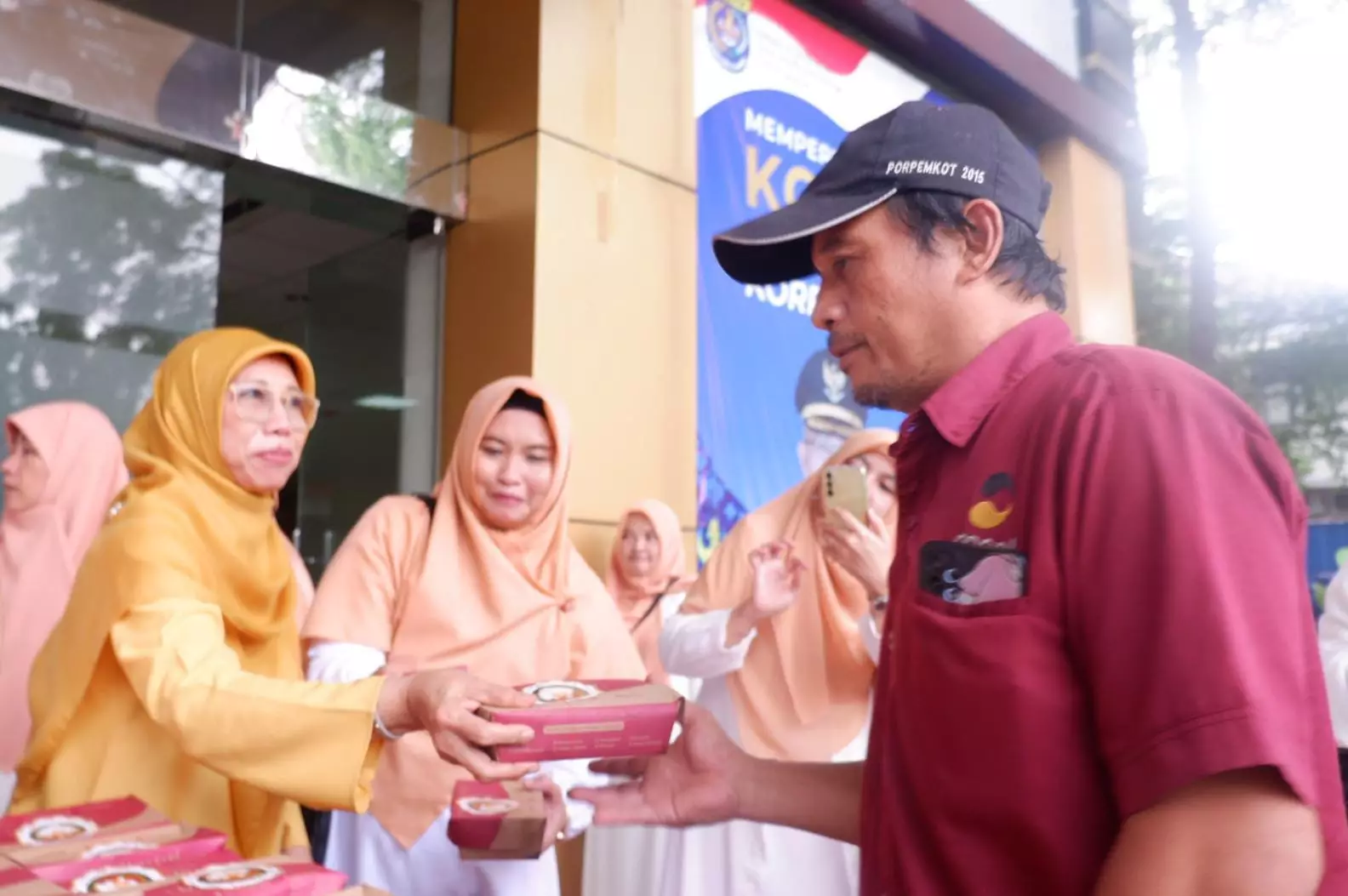 Bunda Elly Ikut Membagikan Paket Berbuka Puasa Gratis