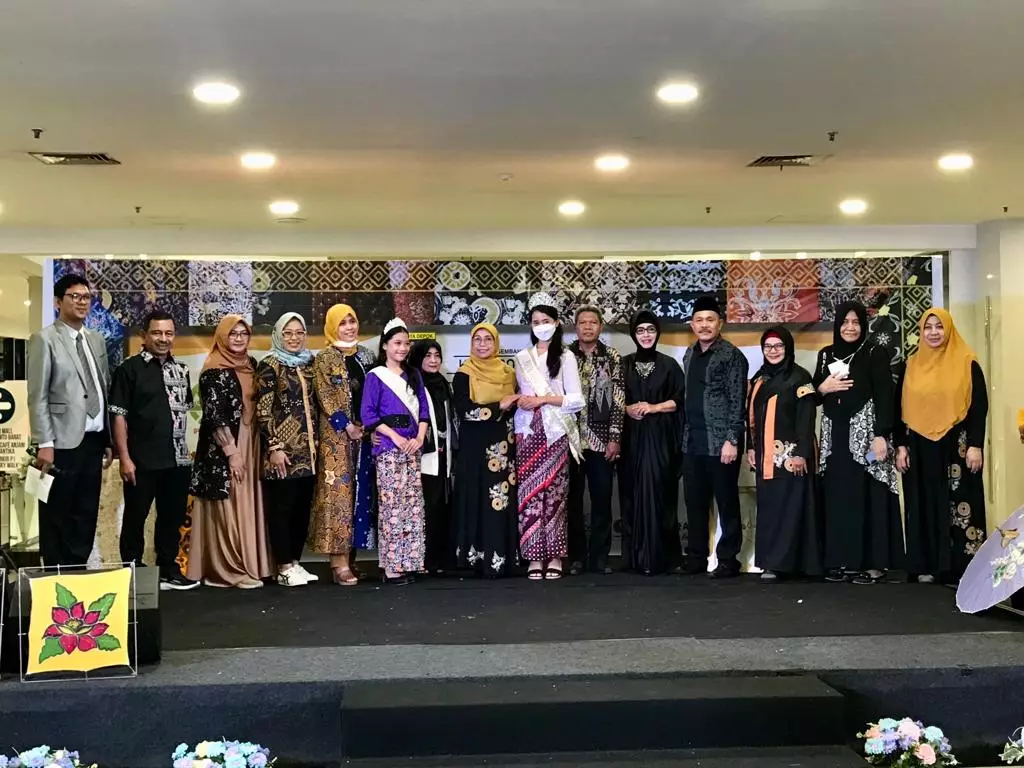 Bunda Elly Kukuhkan Pengurus Ikatan Perajin Pecinta Batik Depok