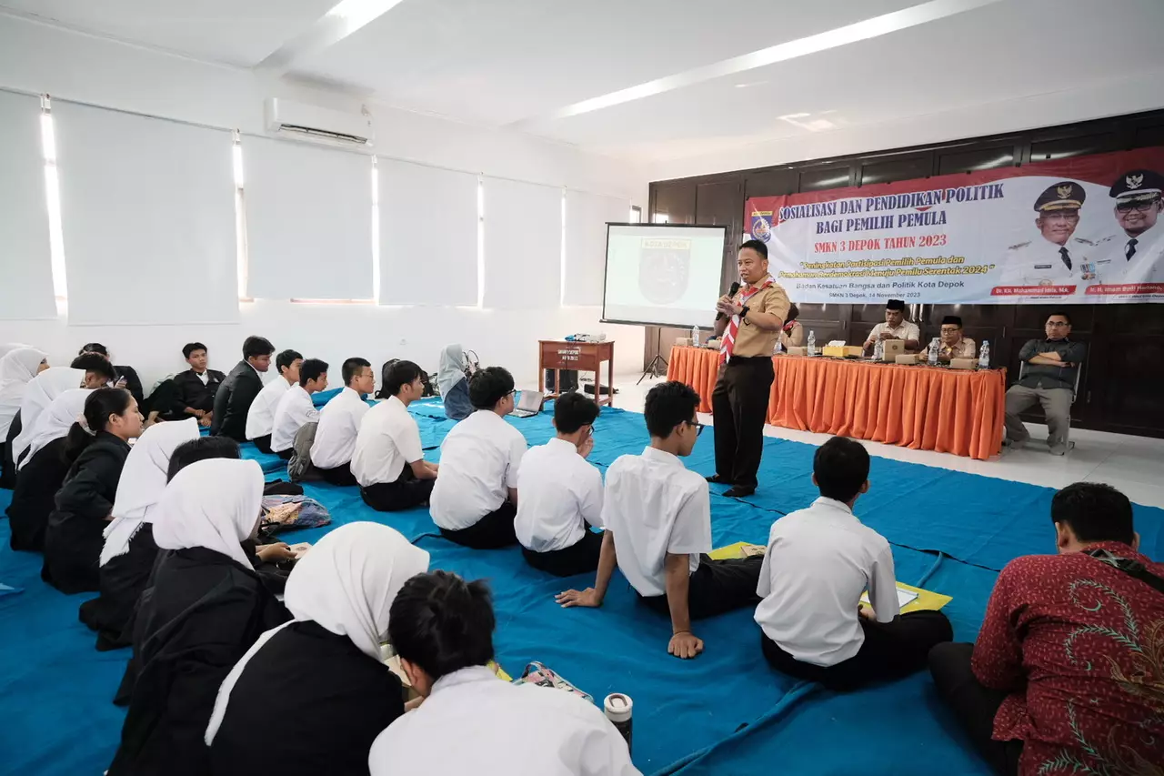 Bakesbangpol Sosialisasikan Pendidikan Politik di SMKN 3 Depok