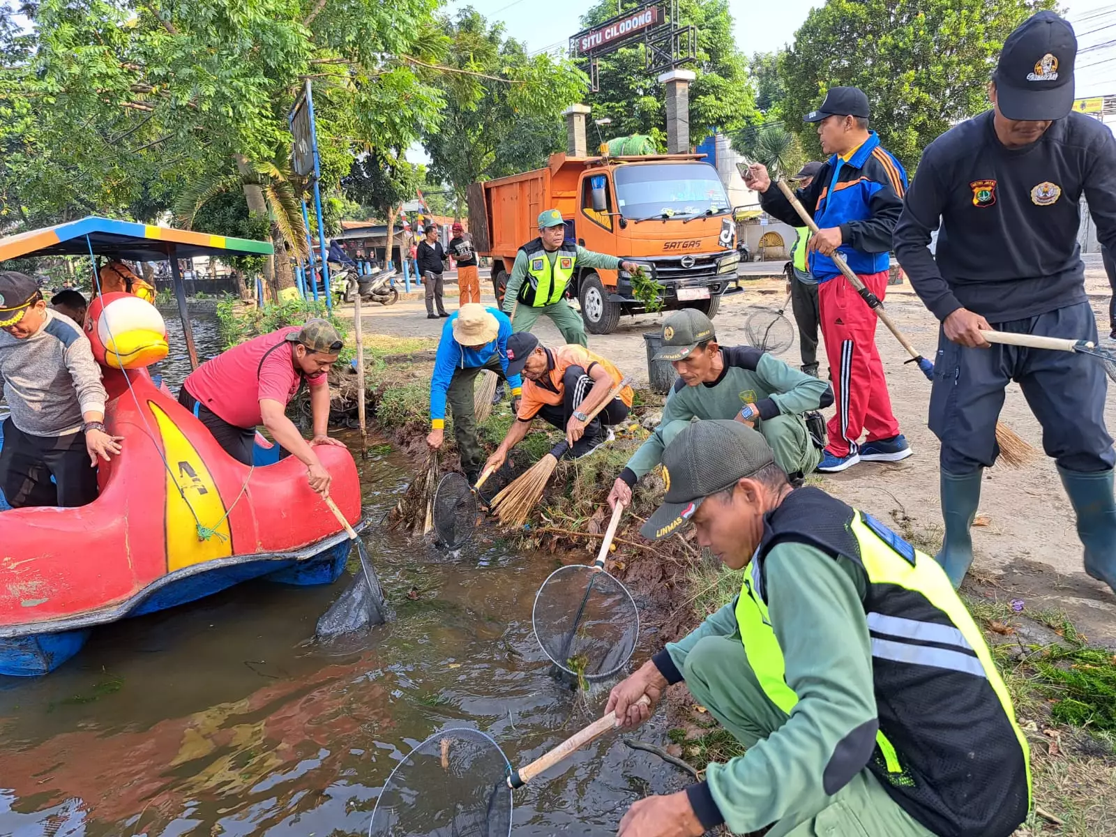 Sambut HUT Ke-78 RI, Kelurahan Kalibaru Bersama Stakeholder Bersih-Bersih Situ Cilodong