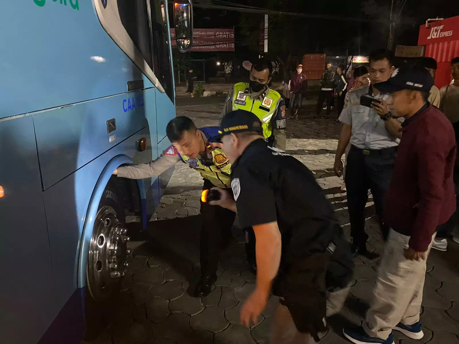 Pastikan Kelayakan Bus Pariwisata, Polres Metro Depok Lakukan Ramp Check