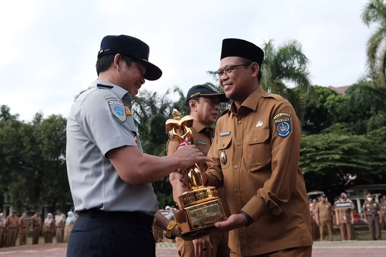 Apel Senin Pagi, Wakil Wali Kota Depok Serahkan Sejumlah Penghargaan