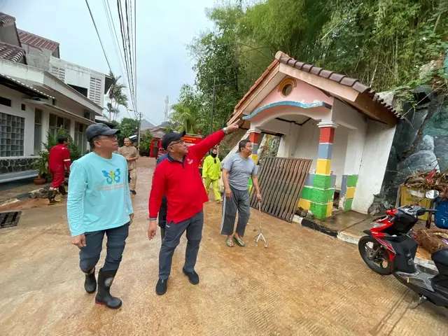 Warga RW 13 Sukmajaya Gotong Royong Bersihkan Material Tanah Longsor
