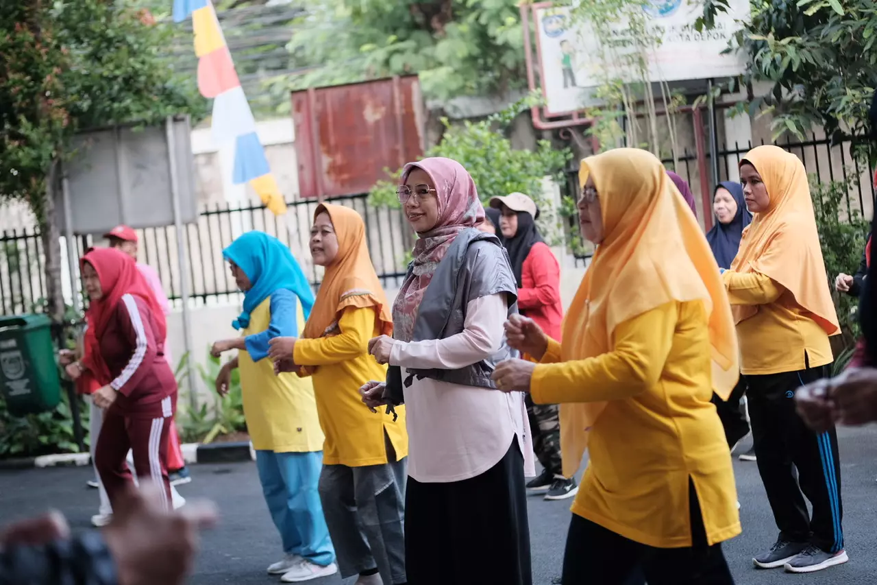 Bunda Elly Farida Ikut Senam Jumat Gembira di Kelurahan Curug