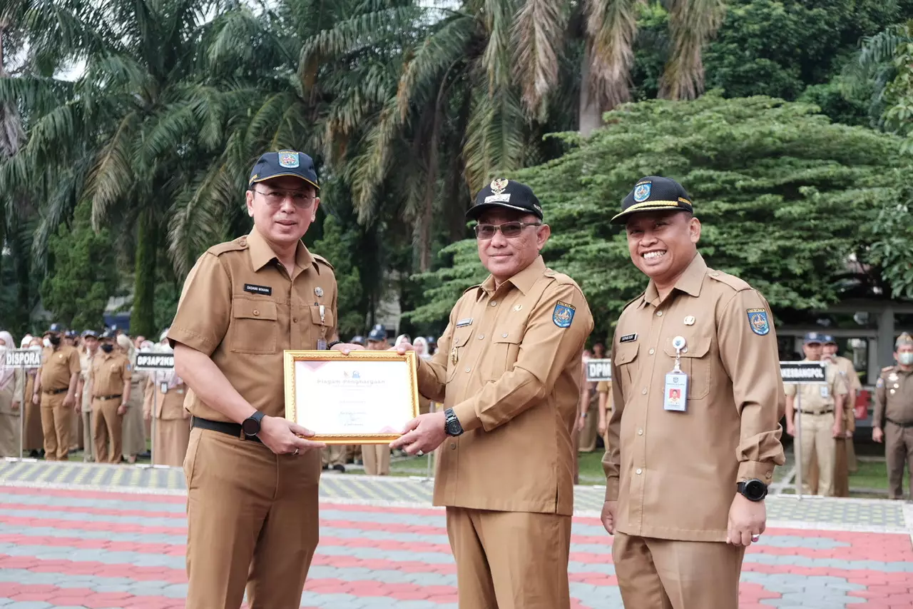 Wali Kota Serahkan Penghargaan Smart Sanitation Award 2023 Pada Apel Pagi