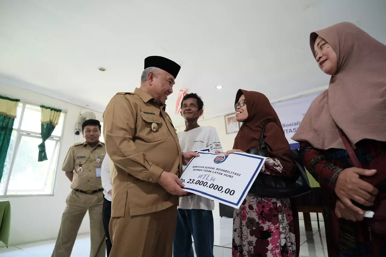 Pemkot Depok Serahkan Bansos Rehabilitasi RTLH di Kecamatan Cilodong
